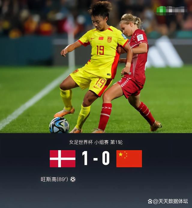 两个堂妹拎着粽子，站在锅台边。